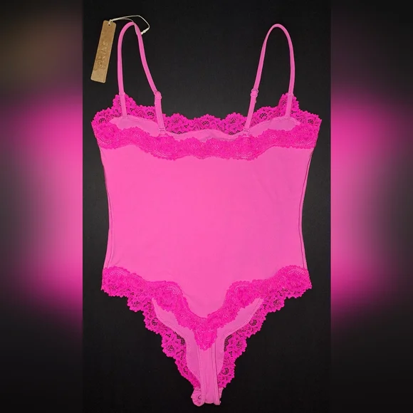 💕NWT SKIMS RARE HTF Fits Everybody Lace Cami Bodysuit Pink TAFFY MULTI S - Picture 5 of 9